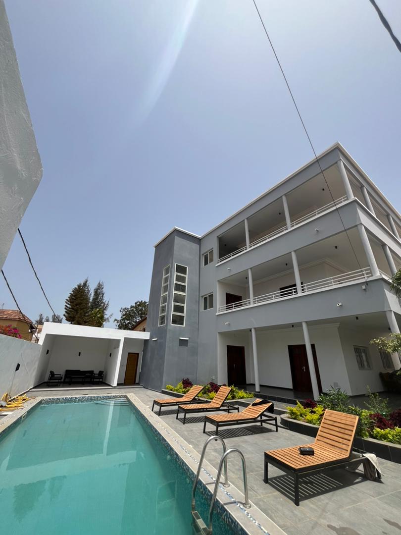 Façade de l'immeuble avec piscine à Saly Portudal