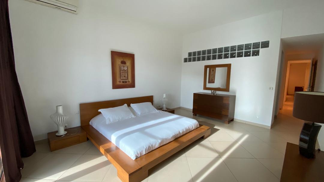 Chambre avec lit double et décoration sobre