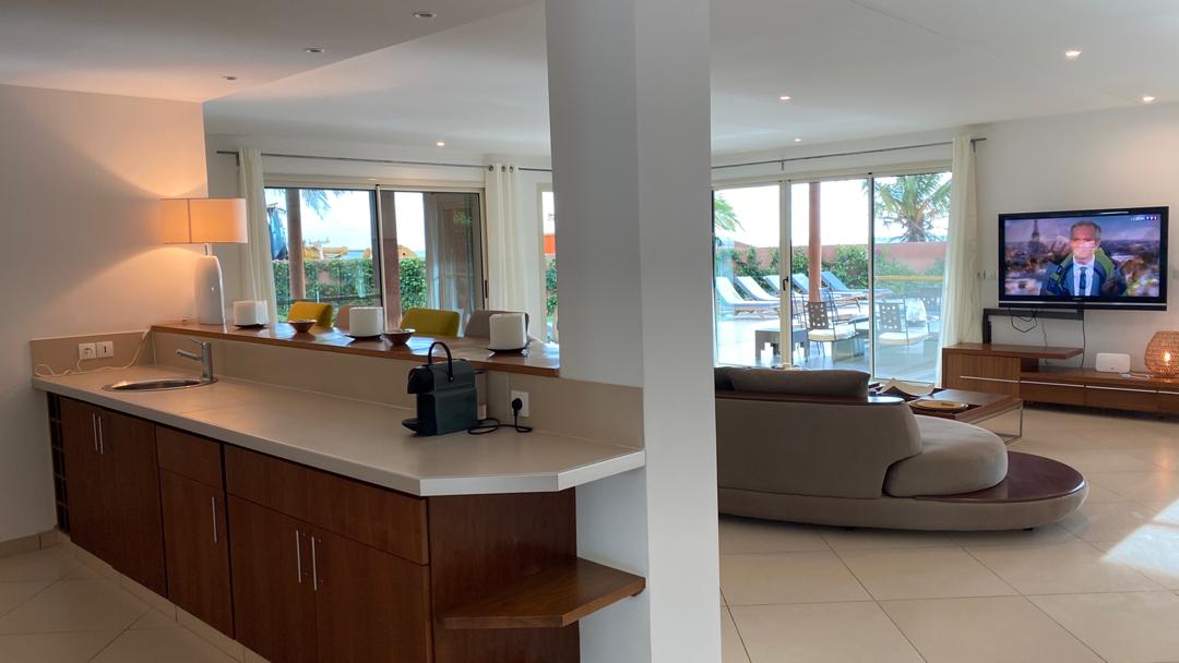 Salon et cuisine ouverte avec vue sur la piscine