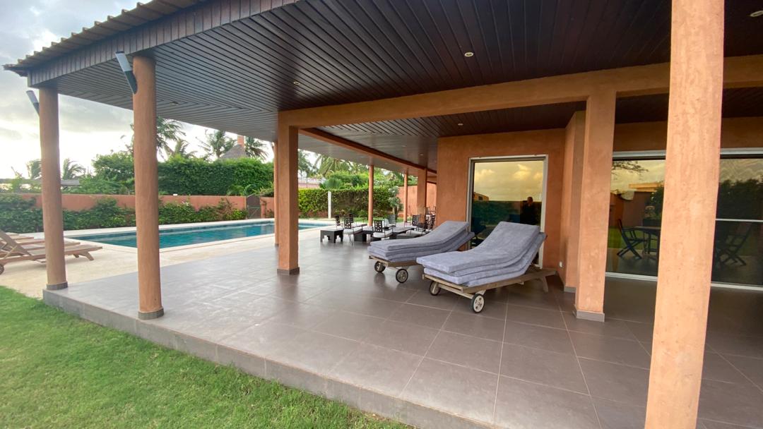Terrasse couverte et piscine privée de la villa